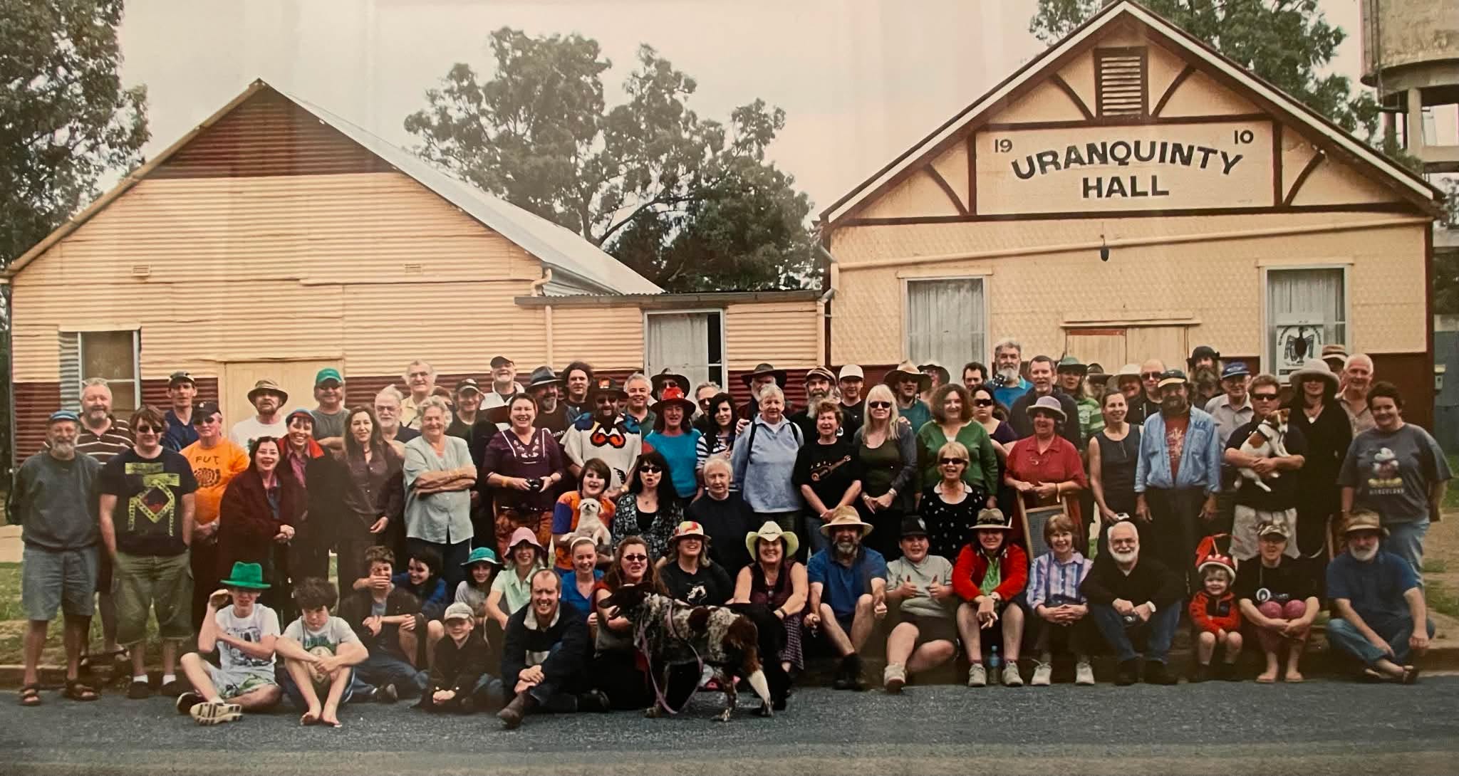 The attendees of the 2009 Quinty in front of the hall